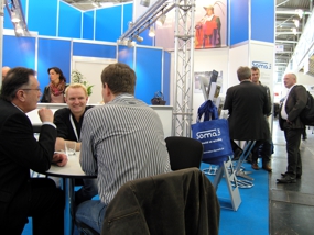 ICE-2013: Messebesucher auf dem SOMATEC-Stand