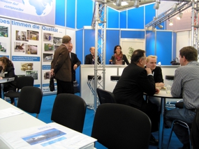 ICE-2013: Messebesucher auf dem SOMATEC Stand